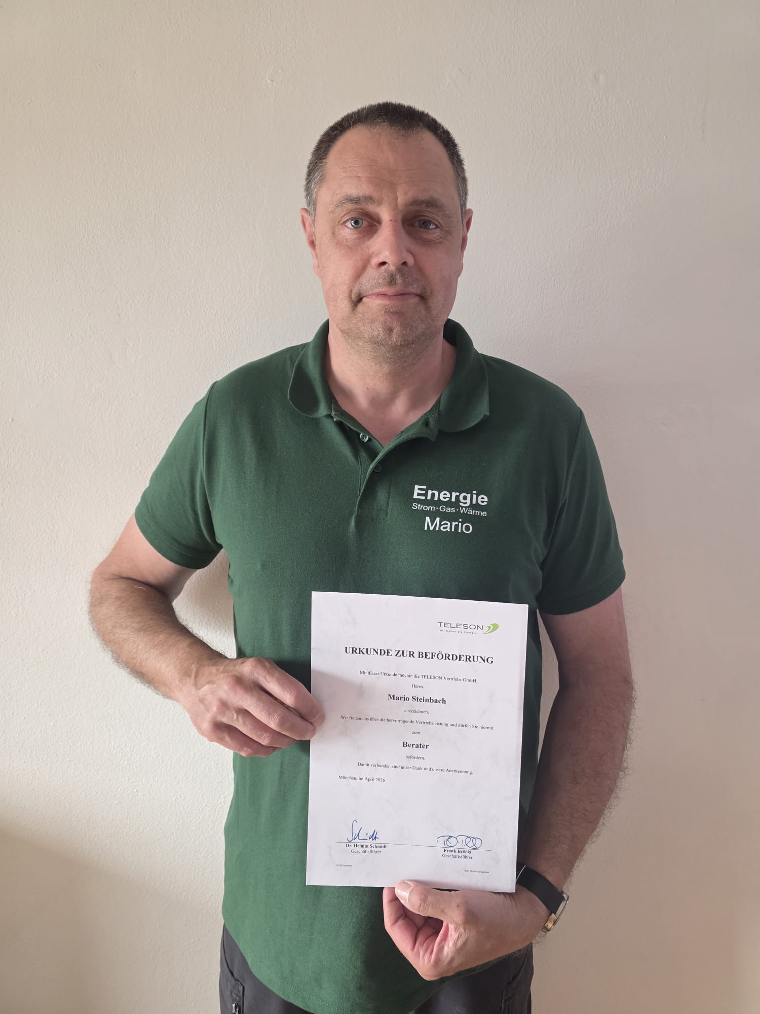 Mario Steinbach mit Zertifikat vor neutralem Hintergrund